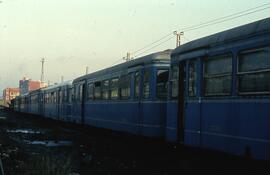 Automotores diésel Ferrostaal de la serie 2000 de FEVE, con decoración azul, en un lugar sin iden...