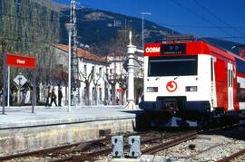 Andenes de la estación de Cercanías de El Escorial, en los que se encuentra detenido una unidad d...