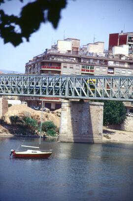 Automotor eléctrico o electrotren de la serie 448 de RENFE sobre el puente metálico del Ebro I, s...