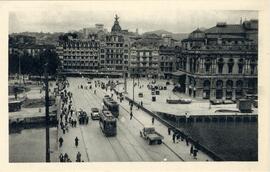 Vista general del puente de la Victoria sobre la Ría de Bilbao, y de varios tranvías