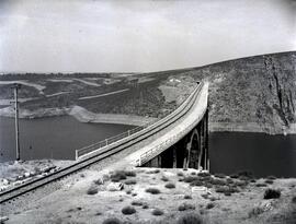 Viaducto Martín Gil o de Cabriles sobre el río Esla, en el km 23,043 de la línea de Zamora a La C...