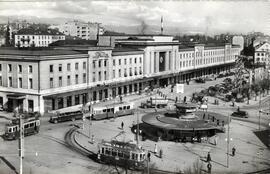 Vista de la fachada principal de la estación central de Cornavin de la ciudad suiza de Ginebra, d...