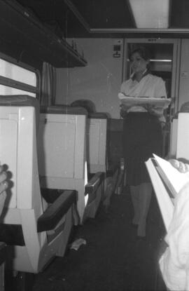 Personal ferroviario atendiendo a los viajeros en uno de los coches de una composición de Talgo P...