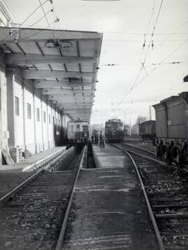 Automotor eléctrico o unidad de tren eléctrica de la serie 300 en un foso de reconocimiento de la...