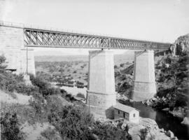 Puente o viaducto de Vadollano, de tres tramos, en el km 304,508 de la línea de Manzanares a Córd...