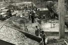 Vista de personal de obras trabajando en la construcción del taller de fundición de la estación d...