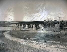 Antiguo puente metálico de 11 tramos y 570,80 m sobre el río Guadiana con vigas de celosía múltip...