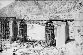 Puente de Matarraña IV, situado en el km 148,850 de la línea de Zaragoza a Barcelona, entre los m...