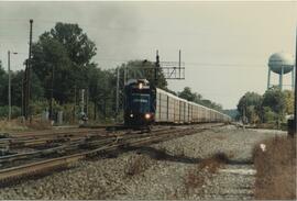 Tren nº 4 CONRAIL con plataformas de contenedores, a su paso por Porter, Indiana. Remolcado por l...