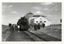 Recepción de la llegada de la locomotora Navalcarnero a la estación de Navalcarnero de la línea d...