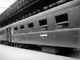 Coche de viajeros de la serie 5000 de RENFE, con placa de trayecto o destino Madrid-Bilbao, en la...
