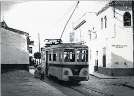 Perspectiva del tranvía nº 176 en el casco urbano de Camas, durante su recorrido Camas-Sevilla