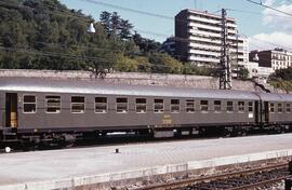 Coche de viajeros de 2ª clase BB 8648 de la serie BB 8501 a 8945 de RENFE, formando parte de una ...