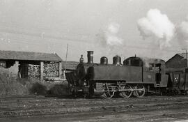 Composición de mercancías remolcada por la locomotora de vapor nº 48 de rodaje 030 T del Ferrocar...