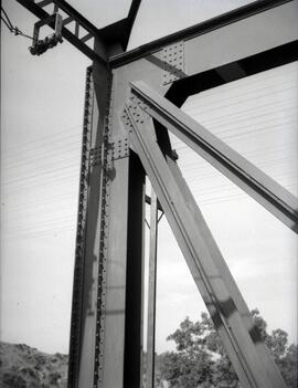 Puente metálico de un tramo y 55 m, con vigas tipo Linville. Situado en el km 285,058 de la línea...