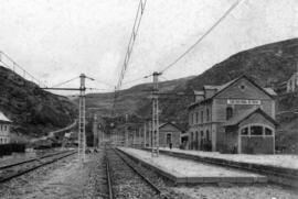 Edificio de viajeros y andén de la estación de San Cristóbal de Tossas o Tosas