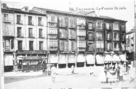 Postal de la Fuente Dorada de Valladolid, con tranvía
