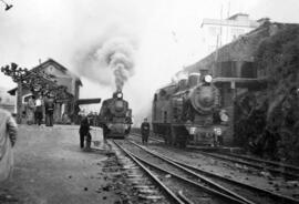 Locomotoras de vapor nº 18 y 19 del Ferrocarril de La Robla, en la estación de Valmaseda