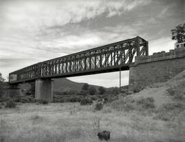 Puente metálico de dos tramos y 60 m de luz, con vigas tipo Linville, y situado en el km 238,727 ...