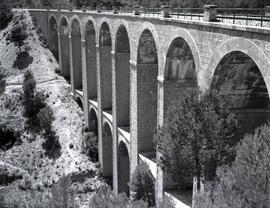 Puente de fábrica o viaducto de 9 tramos y 90 m de longitud, situado en el km 87,790 de la línea ...