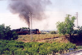 Locomotora de vapor sobre la N-340 en Sagunto. Tren especial conmemoración línea Calatayud-Sagunto