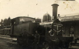 Personal ferroviario junto a la locomotora de vapor nº 31 en la línea de Torralba a Soria, denomi...