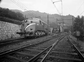 Locomotora eléctrica 277 - 003 de RENFE, ex 7703, detenida en la estación y depósito de máquinas ...