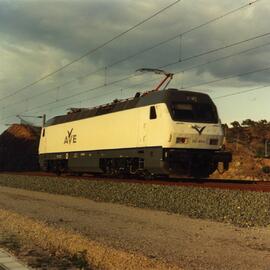 Locomotora eléctrica 252 - 003 - 9 de RENFE, circulando por el NAFA (Nuevo Acceso Ferroviario a A...