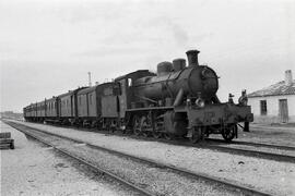 Composición de viajeros remolcada por locomotora de vapor 140 - 2062, ex Sur 4114 (serie RENFE 14...