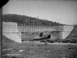 Puente metálico antiguo sobre el río Tamujar. Situado en el km 267,585 de la línea Alcázar-Manzan...