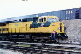 Vista de la locomotora diesel CNW-8661 (C44-9W), de la Compañía Chicago Northwestern, apartada en...