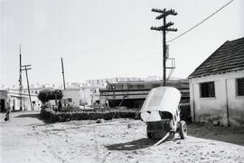 Paso a nivel junto a la locomotora diésel 1602, serie 1600 [serie 1601 a 1617] (Serie Renfe 316)