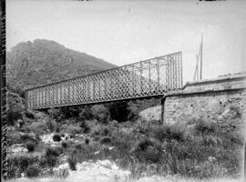 Puente metálico antiguo del río Tamujar (Despeñaperros). Situado en el km 270,236 de la línea Alc...