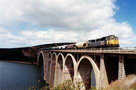 Locomotora diésel - eléctrica 333 - 068 de RENFE, fabricada por MACOSA y pintada en  amarillo y g...