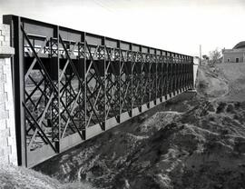 Puente metálico de un tramo y 71 m, con vigas de celosía, denominado "Españuela" y situ...