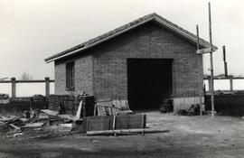 Vista general de un garaje en construcción perteneciente al taller de material fijo de la estació...