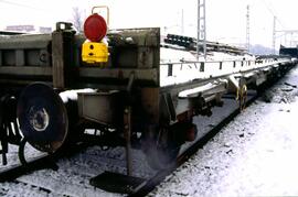 Vagón - plataforma transportando traviesas