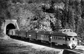 "The Canadian" a la salida del túnel de la gran colina en el valle de Yoho (Yoho Valley...