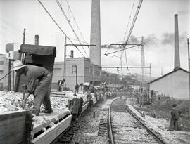 Descarga de balasto por personal de Vía y Obras en las proximidades de la estación de Hernani, en...