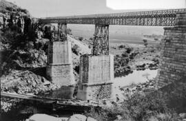 Puente o viaducto de Vadollano, de tres tramos, en el km 304,508 de la línea de Manzanares a Córd...