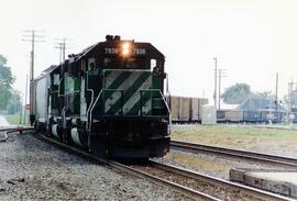 Vista de las dos locomotoras BN-7258 y BN-7936 (ambas SD40-2), apartadas en Mendota, Illinois