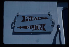 Placa indicativa del recorrido Pravia - Gijón en la línea de vía estrecha de Ferrol a Gijón