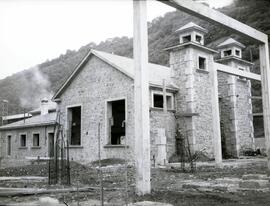 Subestación y viviendas de personal de Peña Rubia (Asturias), en la línea de León a Gijón