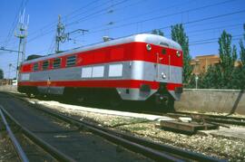 Perspectiva lateral trasera de una locomotora diésel de la serie 2000 T para Talgo III, fabricada...