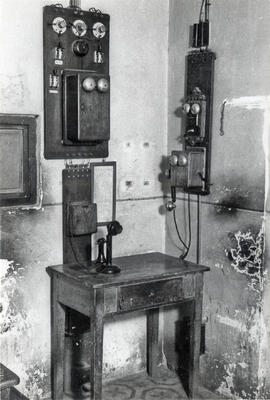 Puesto de teléfono en la estación de La Encina