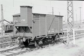 Vagón cerrado J 12191 con garita de guardafreno, posiblemente, en la estación de Irún