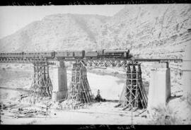 Puente de Matarraña IV, situado en el km 148,850 de la línea de Zaragoza a Barcelona, entre los m...