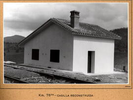 Casilla reconstruida en el km 76,114 de la línea