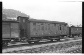 Coche de viajeros CP 5216, de ejes, con portezuelas y estribo lateral, en la estación de Viana do...