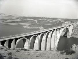 Viaducto Martín Gil o de Cabriles sobre el río Esla, en el km 23,043 de la línea de Zamora a La C...